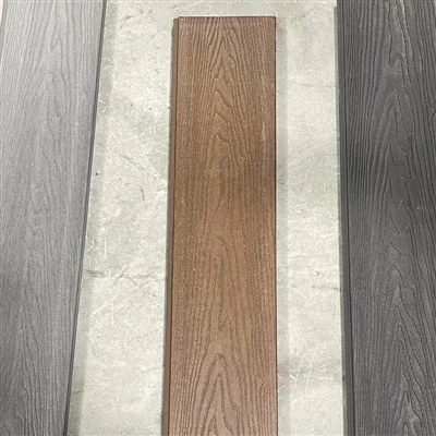 Quais são as diferenças estéticas entre uma cerca externa de vinil lisa e texturizada?